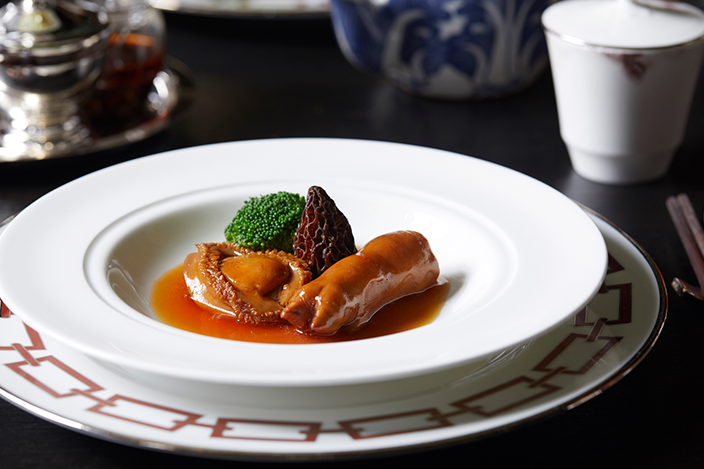 香港瑰麗酒店 - 彤福軒 八道菜晚餐(送精選香草茶禮盒)彤福軒是以瑰麗酒店集團母公司新世界集團的創辦人鄭裕彤博士命名,以自鄭氏家族發源地的順德菜向鄭博士致敬,所以彤福軒也以傳統順德菜享負盛名。今年父親